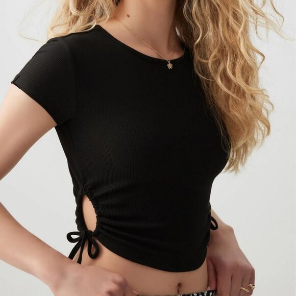 Ardene Women's Side Ruching Ultra Crop T-Shirt - Black - Picture 1 of 6